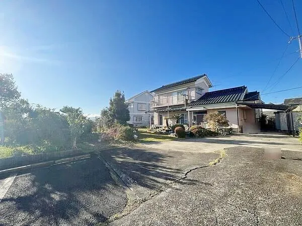 道路面から緩やかな斜面となっており日当たり眺望良好　 道路から本地は見えづらくプライベート性の高い敷地