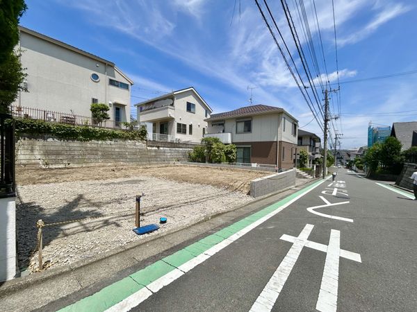 もえぎ野新築戸建(耐震等級3&長期優良住宅認定物件) 前面道路含む外観