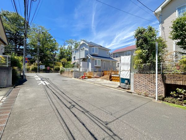 青葉区みたけ台新築戸建 前面道路含む外観 青葉区みたけ台新築戸建 前面道路含む外観
