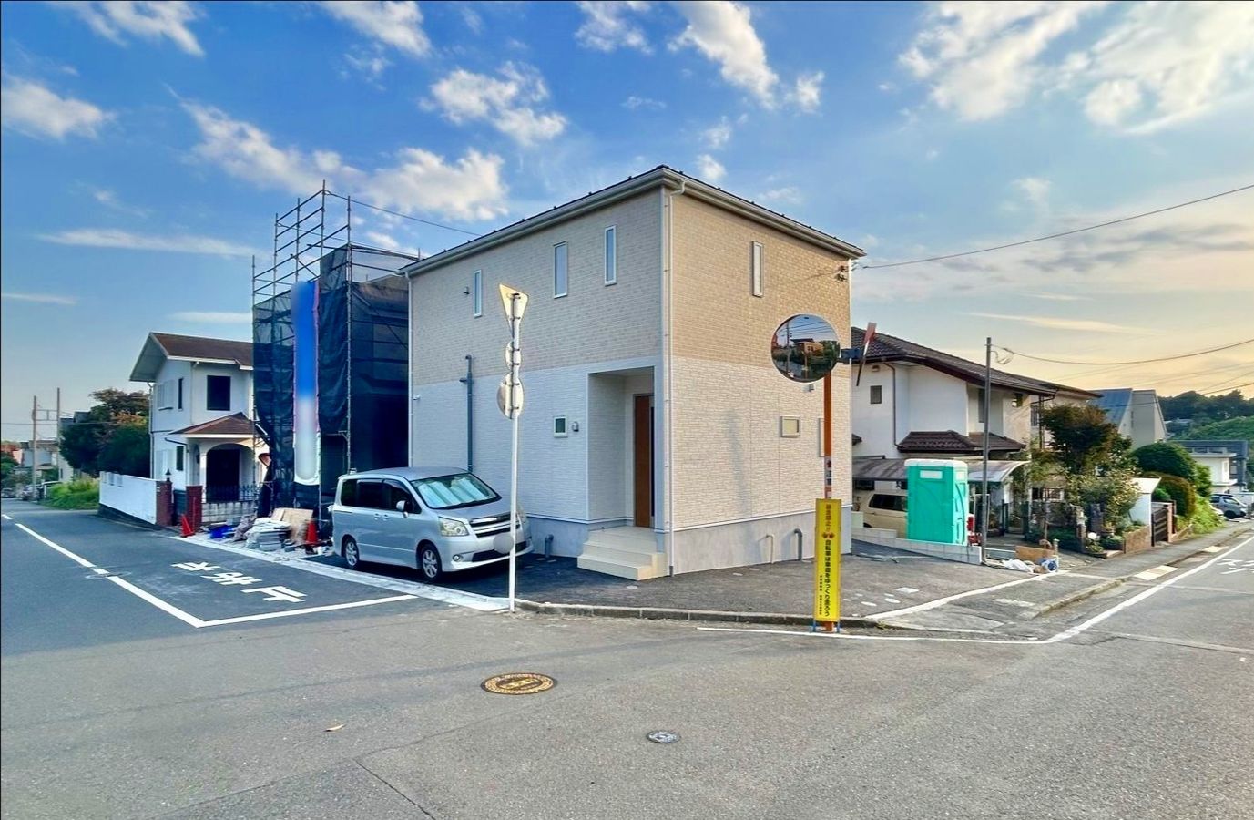 前面道路含む外観
