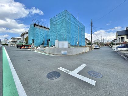 鴨志田町 新築2号棟 前面道路含む外観