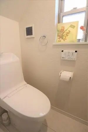 快適に使用できる温水洗浄付便座のトイレです。トイレは各階に配置しています。