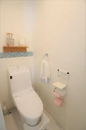 白を基調としたトイレは清潔感を演出。