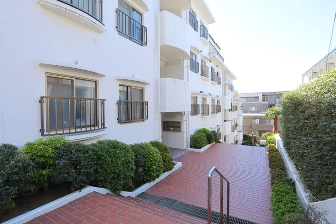 【エントランス】ゆるやかな坂の上の閑静な住宅地に立地