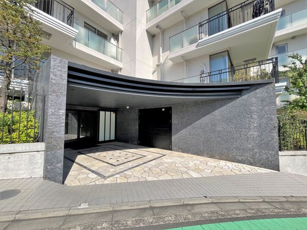 ロイヤルシーズン青葉台 WEST エントランス