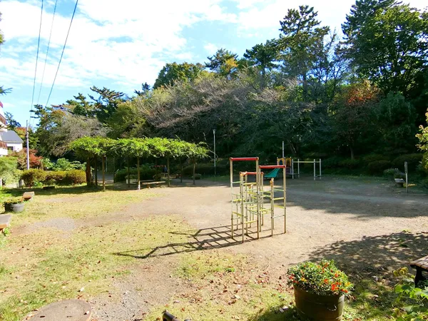 徒歩8分。約1.9haの面積を有する、旧知事公舎に付属する園地です。散策や自然観察・お子様の遊び場など、地域住民の憩いの場として親しまれています。