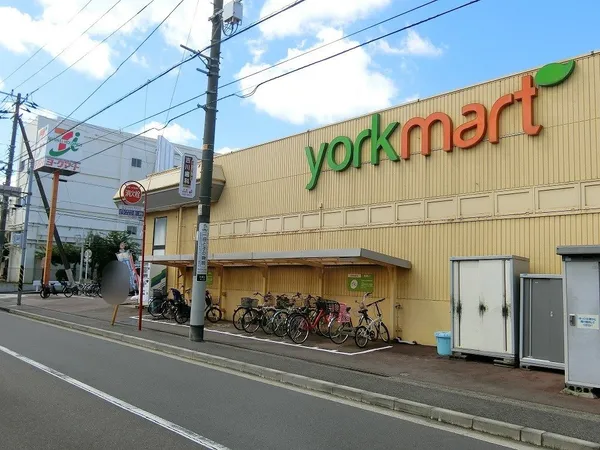徒歩5分。営業時間9:00～21:45。食品や日用品の取り扱いがあります。HPにチラシが掲載されています。
