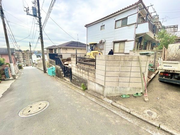 鶴見区東寺尾4丁目(新築戸建) 前面道路含む外観