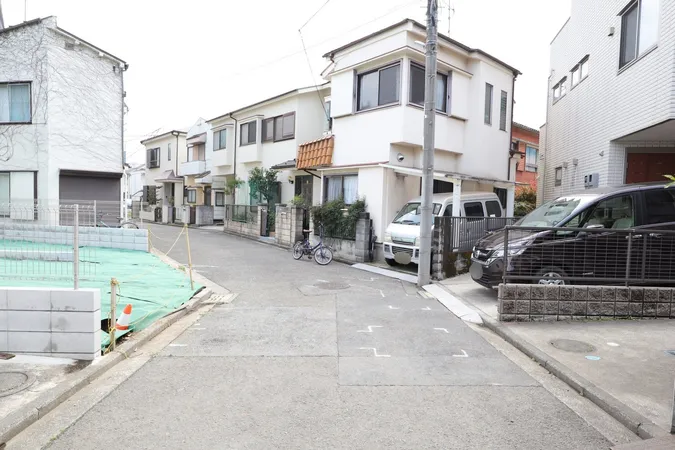 【前面道路含む現地写真】前面道路の幅員は約4.5m。間口約2.0mで接道しております。大きな道路に面していないため、車のエンジン音などを比較的気にせずに、お過ごしいただけます。