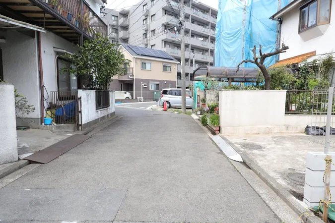 【前面道路含む現地写真】小学校・スーパーなどが徒歩6分圏内に揃います。生活利便施設が身近に揃う、暮らしやすい住環境です。