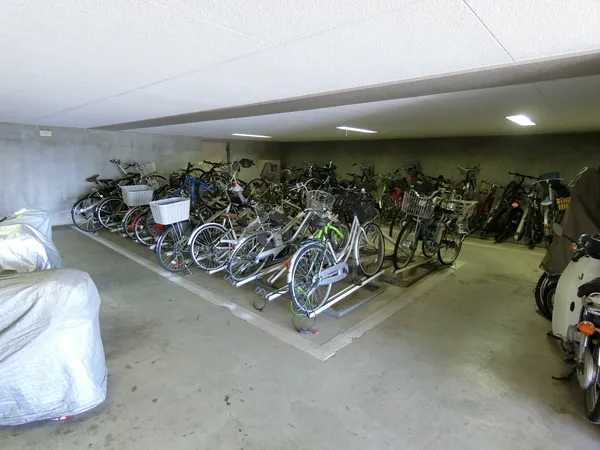 【駐輪場】雨や風から自転車を守ってくれる屋根付きの駐輪スペースが設けられています。空き状況など、詳細につきましてはお問い合わせください。