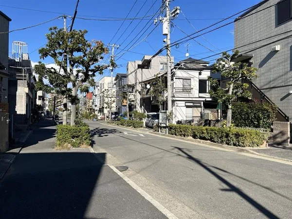 【前面道路含む外観】