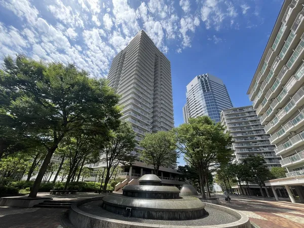 【マンション敷地内/共用部】複数の棟で構成された、ビッグコミュニティ。広大な敷地には、緑豊かな植栽が施されています。