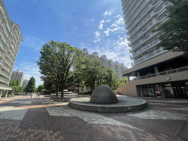 【マンション敷地内/共用部】ベンチが設置されており、季節の樹木を楽しみながらゆったりとした時間を過ごすことができます。