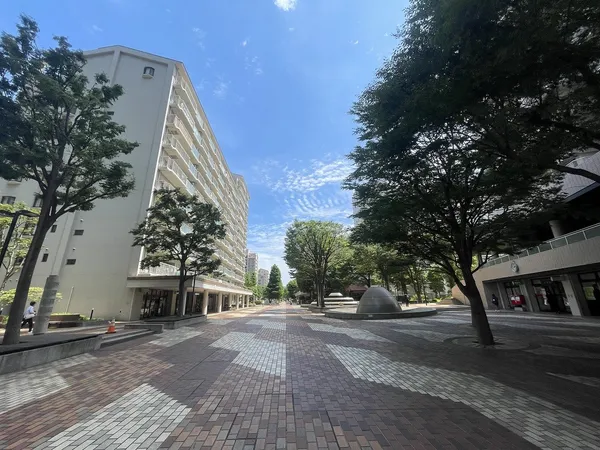 【マンション敷地内/共用部】管理形態は日勤のため、お手入れが行き届いています。お散歩コースとしてもおすすめです。