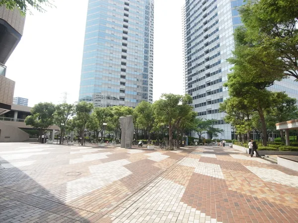 【マンション敷地内/共用部】2面のテニスコートや空地、フィットネスクラブが設けられており、ご自宅の範囲でスポーツも楽しめます。