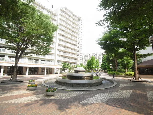 【マンション敷地内/共用部】その他、クリーニング店・クリニック・郵便局など、暮しに便利な施設が設けられた便利な住環境です。