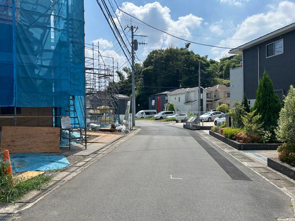 前面道路含む外観