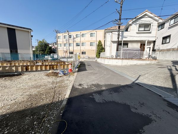 野川本町1丁目 新築戸建 1号棟 前面道路含む外観 野川本町1丁目 新築戸建 1号棟 前面道路含む外観