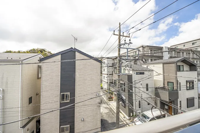 【バルコニーからの眺望】徒歩11分圏内にコンビニやショッピングセンターなどの商業施設が揃っています。急なお買い物にも便利な住環境です。