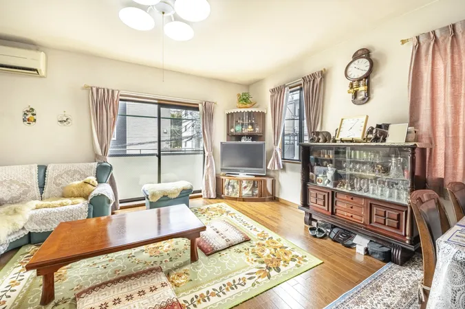 【LD/約13.0帖】約13.0帖、3面採光のLD。南西側バルコニーに出入りでき開放的です。※家具等は販売価格に含まれません。