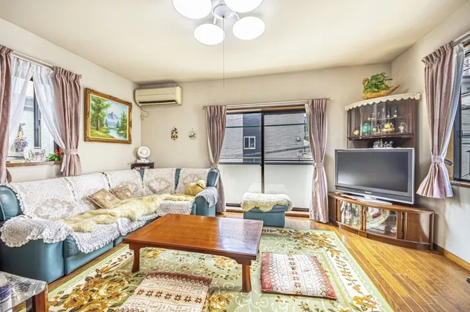 【LD/約13.0帖】ご家族の気配を感じることができる、リビング階段を採用。顔を合わせる機会が増え、コミュニケーションをたっぷり取れる住まいです。※家具等は販売価格に含まれません。