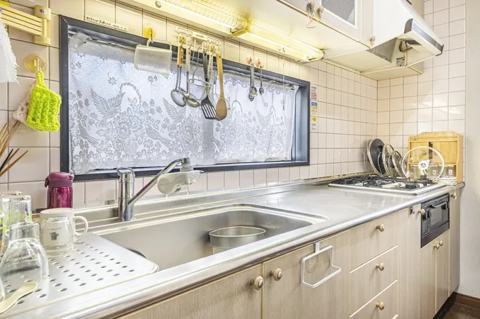 【キッチン】調理に集中できる独立タイプ。ゆったりとした広さが確保され、収納スペースもしっかりと備わっています。※家具等は販売価格に含まれません。