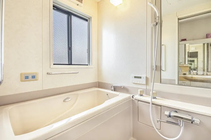 【浴室】浴室には窓が設けられていますので、自然光を採り込めるだけでなく、換気もできます。シャワーは、好きな位置に高さ調節が可能です。
