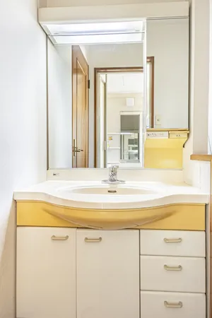 【洗面室】明るく清潔感のある洗面室です。ボウル下に収納があり、洗面用具や日用品のストックなどの保管に役立ちます。