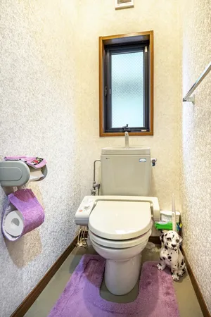 【トイレ】清潔にご使用いただける、温水洗浄便座付きのトイレです。窓が設けられていますので、換気が可能です。※備品等は販売価格に含まれません。
