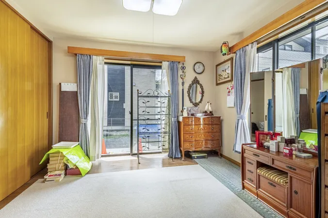 【洋室/約7.5帖】帰宅動線に優れた居室です。帰宅時間が遅くなっても、就寝中の家族に負担をかけにくい間取りです。※家具等は販売価格に含まれません。