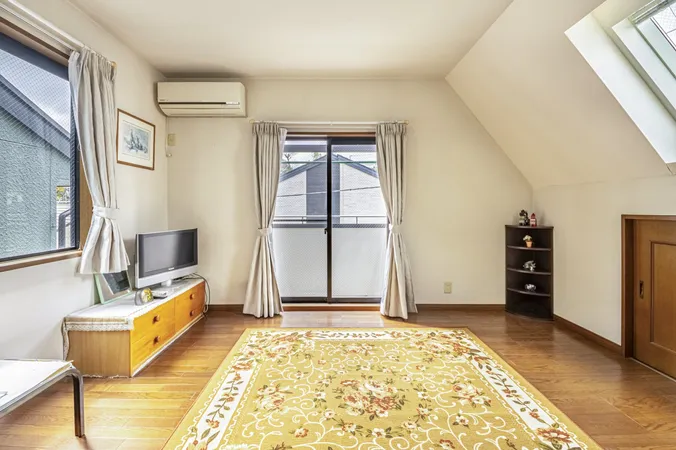 【洋室/約8.6帖】トップライトから陽光が降り注ぐ明るい洋室です。南西向きのバルコニーに出入り可能。※家具等は販売価格に含まれません。