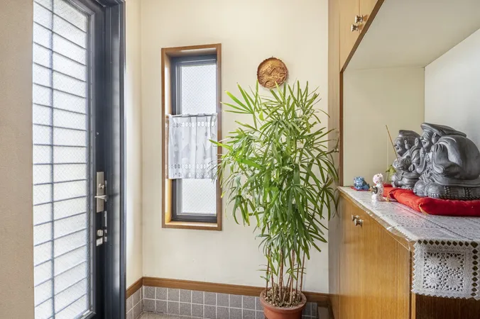 【玄関】玄関にはシューズボックスが備え付けられています。カウンタースペースには、お気に入りの雑貨やご家族の思い出写真などを飾って、玄関周りを彩ることができます。※家具等は販売価格に含まれません。