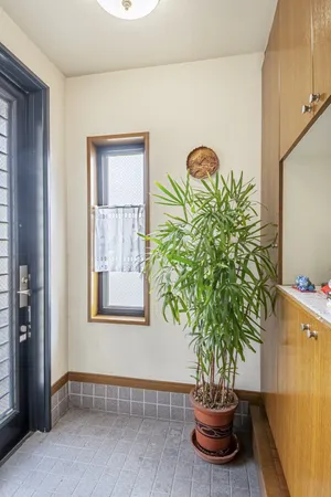 【玄関】ベビーカーでそのまま入れるくらい、ゆとりのある広さの玄関です。窓があるので、光を取り入れやすいです。※家具等は販売価格に含まれません。