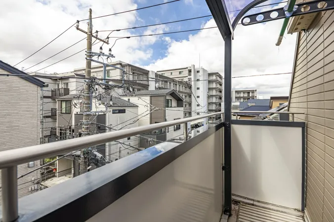 【3階バルコニー】約8.6帖の洋室に面するバルコニーは南西向きなので、洗濯物や布団を気持ちよく干すことができそうです。物干し金物が設置されています。