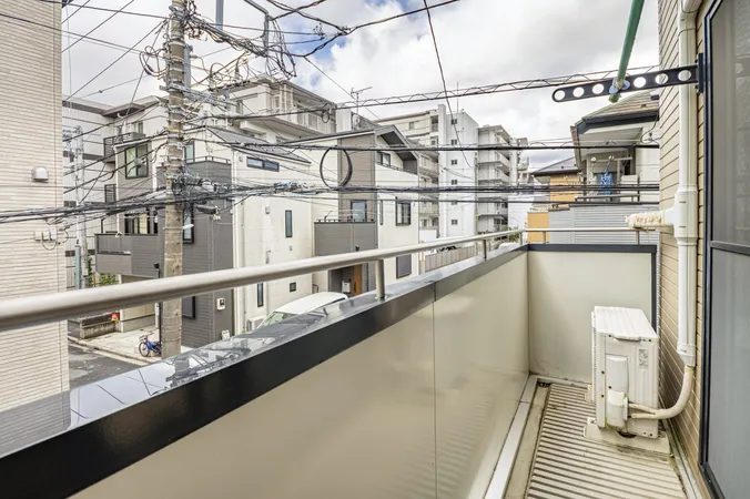 【2階バルコニー】LDKに面しており、掃き出し窓から出入りが可能です。窓を開放すると、心地良い風が室内を吹き抜けます。