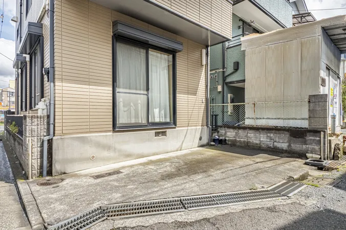 【駐車場】カースペースが1台分設けられています(車種による制限有)。車を駐車していない時は、お子様の遊ぶスペースやDIY作業場として活用できそうです。