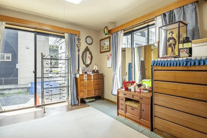 【洋室/約7.5帖】クローゼットが2つ設けられている洋室です。ご家族ごとや季節ごとに使い分けるなど、使い方は自由自在です。※家具等は販売価格に含まれません。