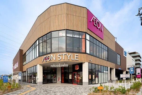 徒歩11分。営業時間は9時～21時(一部異なる店舗有)。ファッション・雑貨・グルメなどの店舗が入っている複合商業施設です。