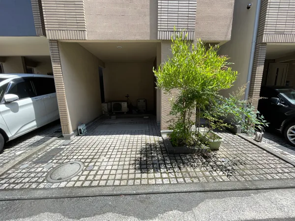 【駐車場】雨風汚れが気になりにくい、屋根付き駐車場です。雨の日の乗り降りもスムーズです。