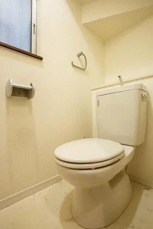 【トイレ】ホワイトで統一された、清潔感あるトイレ。お気に入りのインテリア小物を飾ることができる棚が設置されております。
