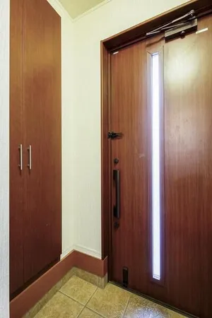 【玄関】玄関を入ってすぐ右側にシューズクローゼットが設けられていますので、きれいな状態がキープしやすいです。