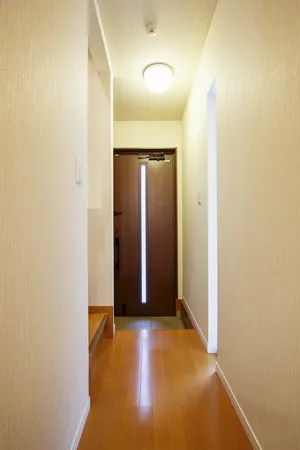 【廊下】玄関から洗面室へ繋がる廊下です。重厚感のある、ダーク系カラーの建具とフローリングが採用されています。