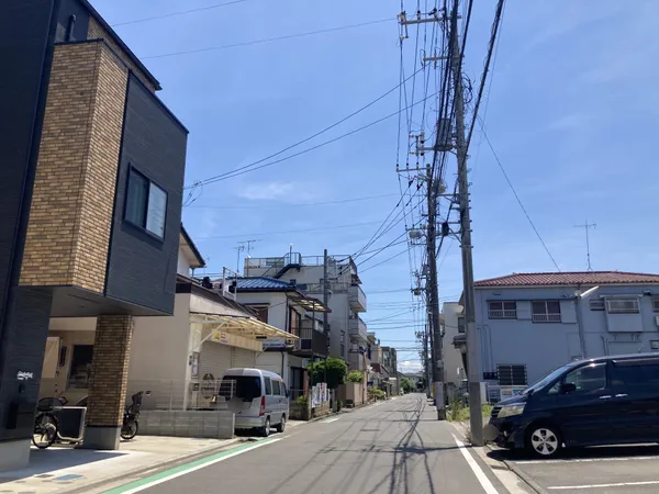 【前面道路含む現地】コンビニ・ドラッグストアへ徒歩5分。買い忘れたものを買い足す際にも気軽に行くことができます。