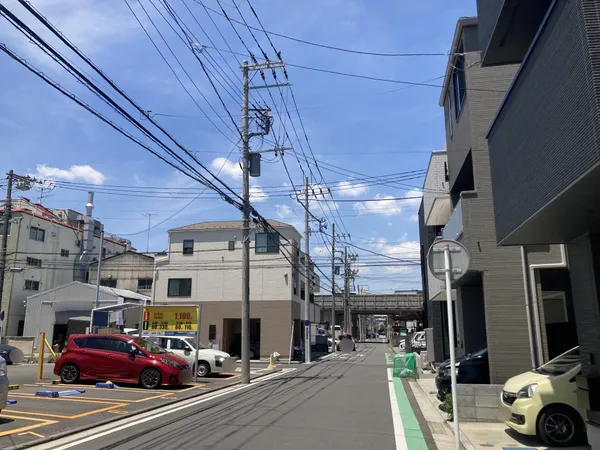 【前面道路含む現地】前面道路はきれいに舗装されており、自転車やベビーカーでもスムーズに走行できそうです。