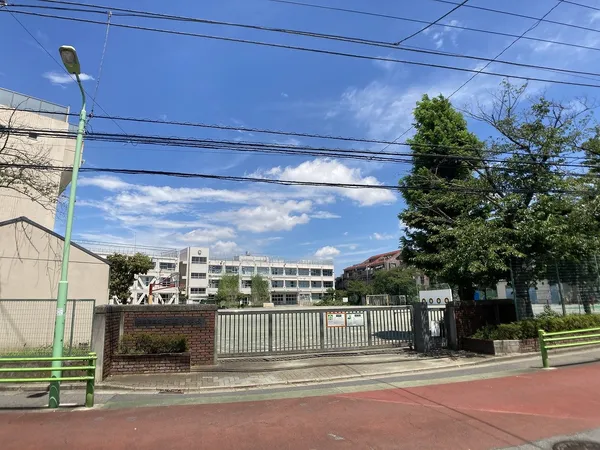 徒歩5分。
