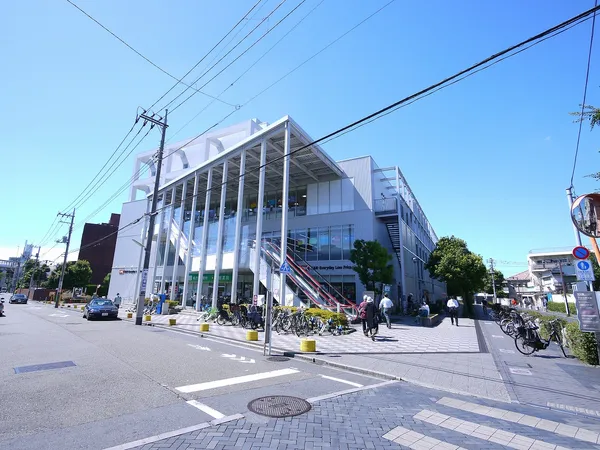 徒歩5分。（約３５０ｍ）オーケーストア新用賀店では、食料品、日用品、医薬品など幅広い商品を取り扱っています。駐車場164台分付設。