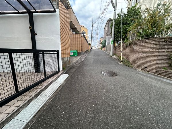 前面道路含む外観