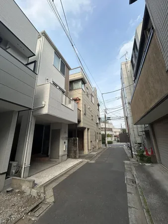 前面道路含む外観