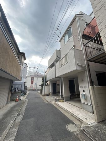 目黒区目黒本町2丁目 戸建 前面道路含む外観